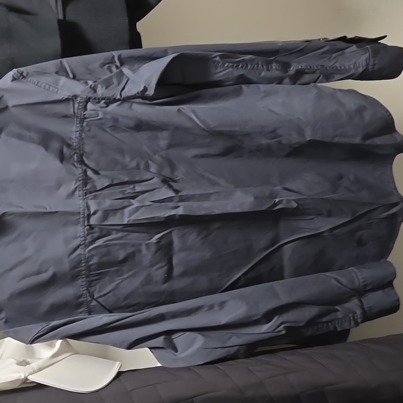 Lululemon Cotton-Blend Poplin Button-Down Shirt - Picture 5 of 9